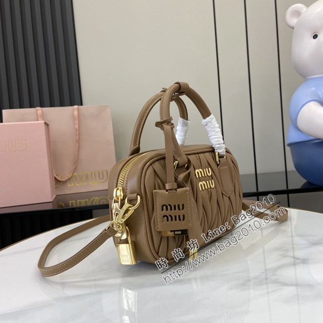 miumiu繆繆專櫃最新款Arcadie Matelasse羊皮革小號保齡球手提包斜挎包 jh2548型號：5BB123